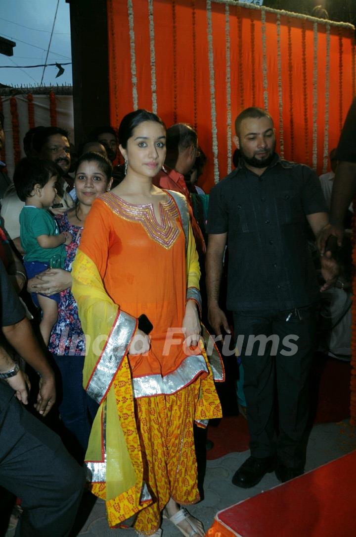 Shraddha Kapoor Snapped with family in Juhu!