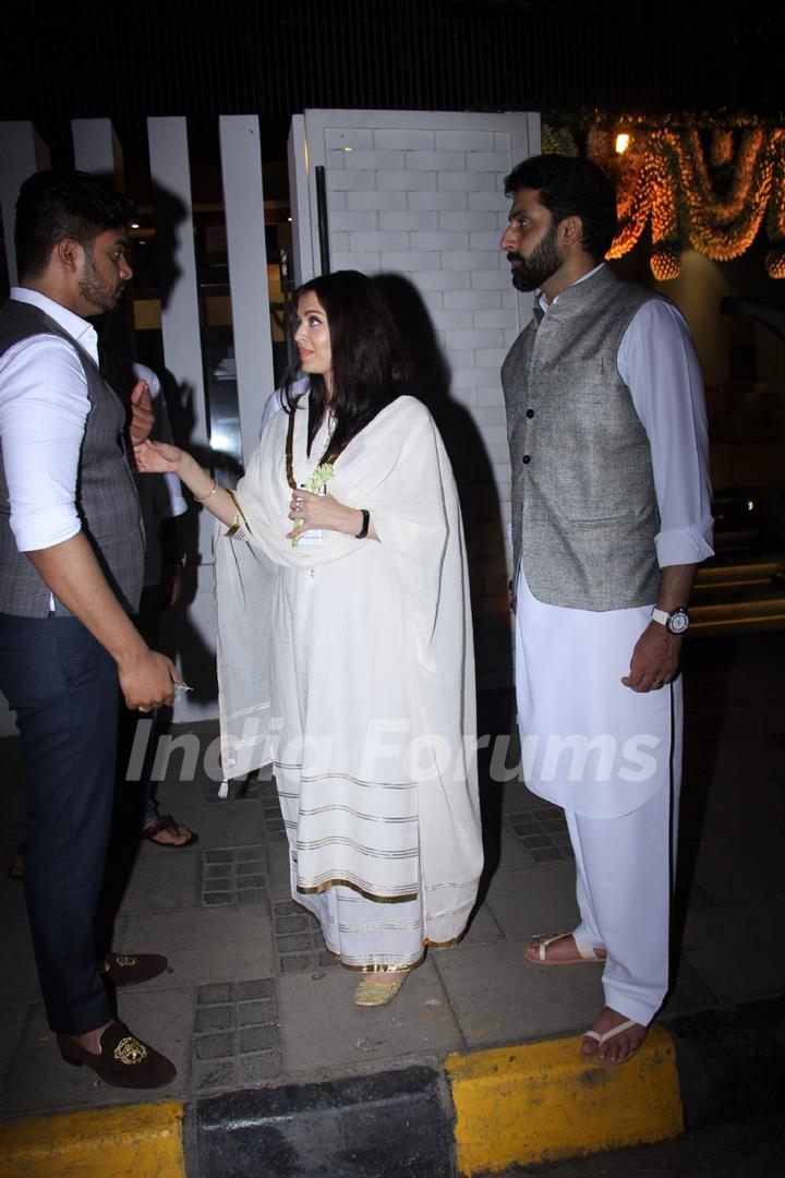 &#8203;Aishwarya and Abhishek Snapped at Blue Sea