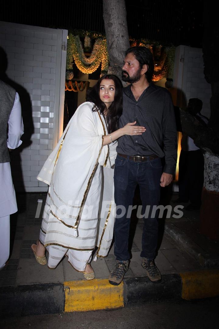 &#8203;Aishwarya and Abhishek Snapped at Blue Sea