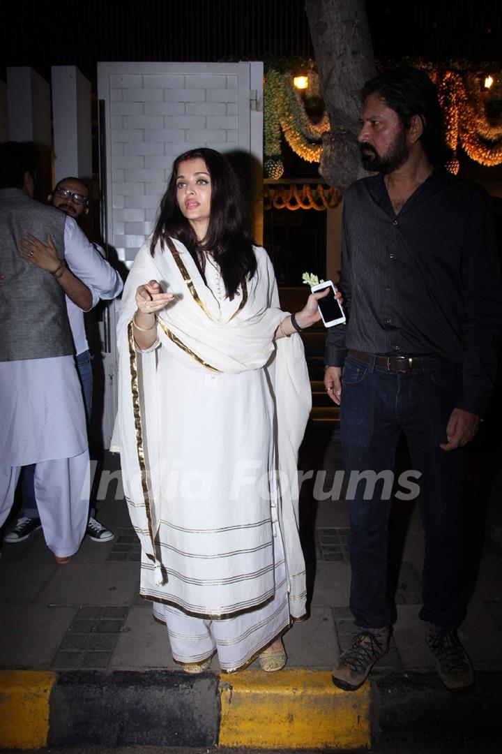 &#8203;Aishwarya and Abhishek Snapped at Blue Sea