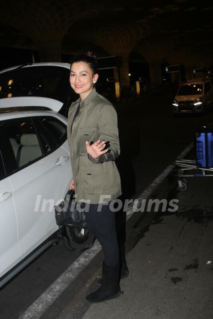 Celebs spotted at the Airport on April 5!