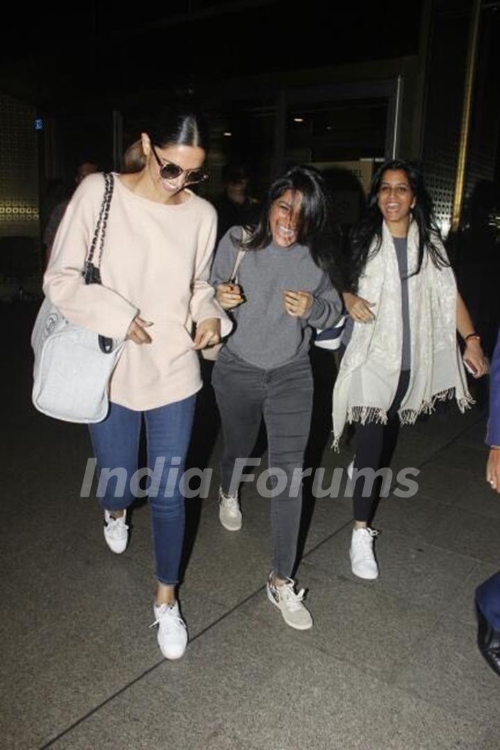 Celebs spotted at the Airport on April 5!