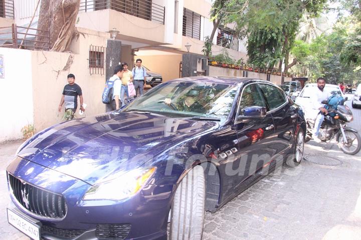 #Whoa: Sushant Singh Rajput takes Kriti Sanon on a drive in his new car!