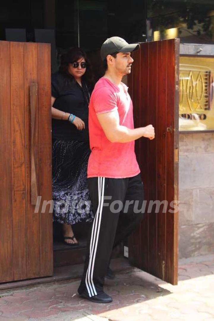 Celebs snapped in Bandra!