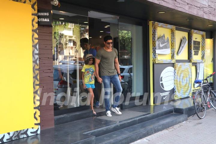 Farhan Akhtar snapped shopping with his children