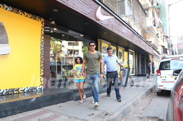 Farhan Akhtar snapped shopping with his children