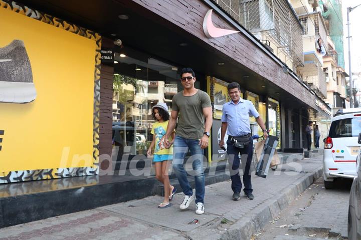 Farhan Akhtar snapped shopping with his children