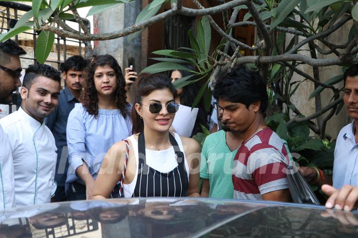 Jacqueline Fernandes snapped at her restaurant!