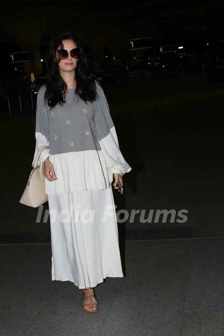 Evelyn Sharma snapped at the airport