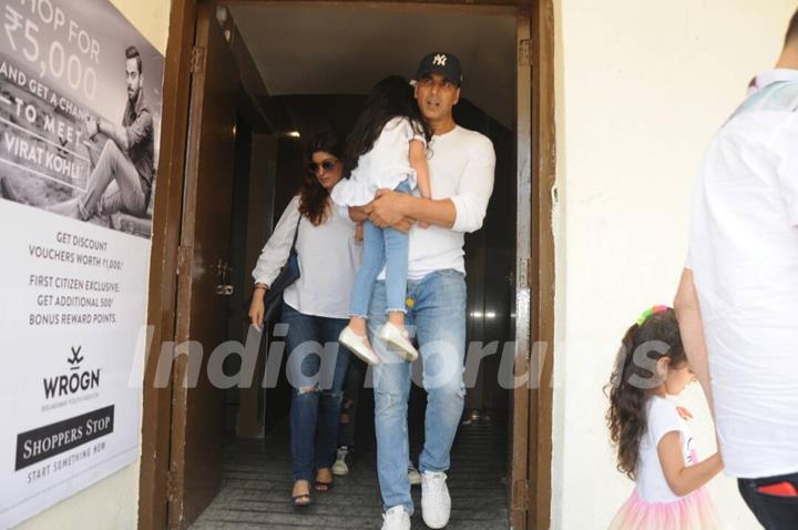 Akshay Kumar - Twinkle Khanna snapped with daughter Nitara