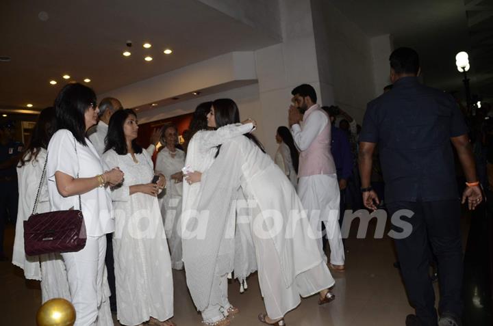 Celebs attend Prayer Meet of Vinod Khanna