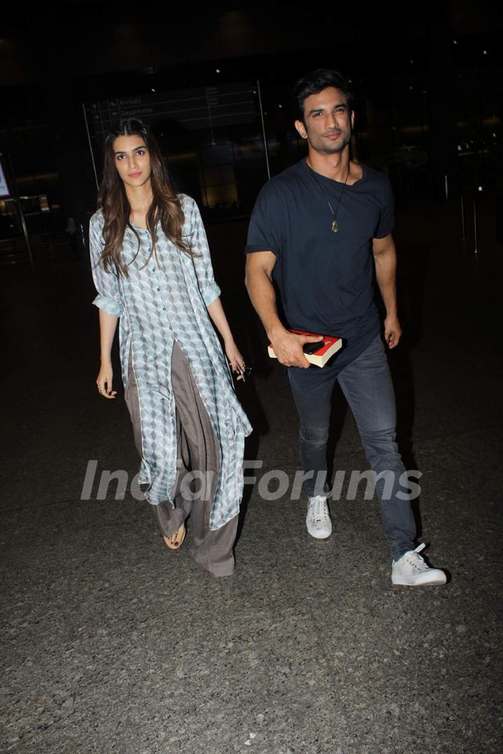 Sushant Singh and Kriti Sanon snapped at the airport!
