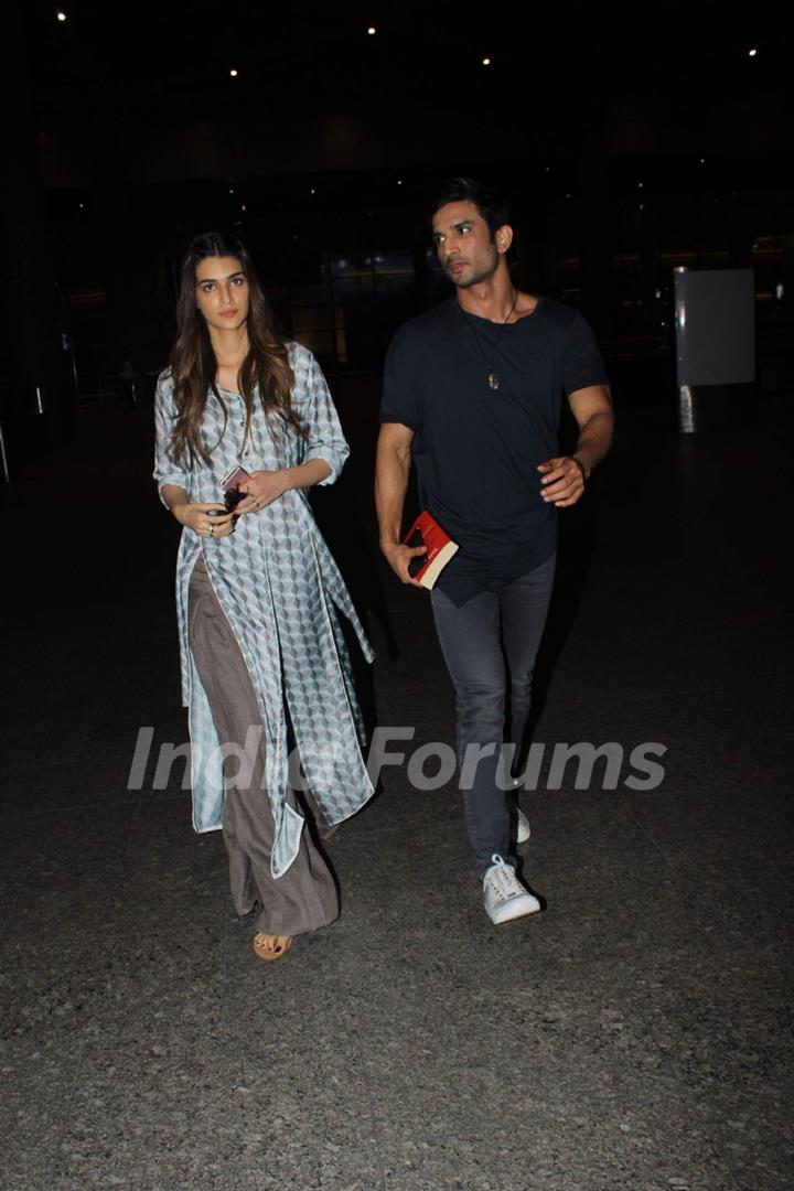 Sushant Singh Rajput and Kriti Sanon snapped at the airport!