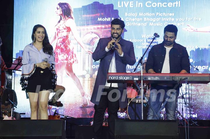 Shraddha Kapoor & Arjun Kapoor perform with singer Mithoon at 'Half Girlfriend's Concert!