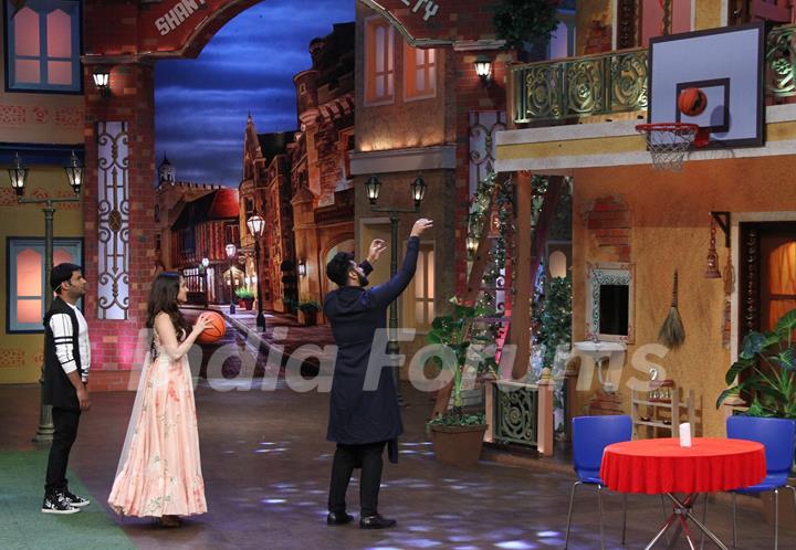 Arjun Kapoor and Shraddha Kapoor play basket ball on 'The Kapil Sharma Show'