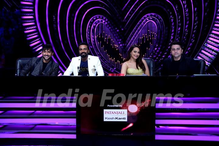 Judges - Terence Lewis, Remo D'souza , Sonakshi Sinha and Mohit Suri