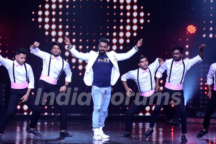 Remo D'souza makes an entry on Nach Baliye Season 8 with his groups