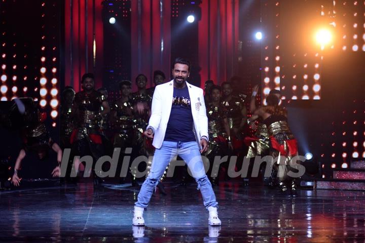 Remo D'souza makes an entry on Nach Baliye Season 8 with his groups