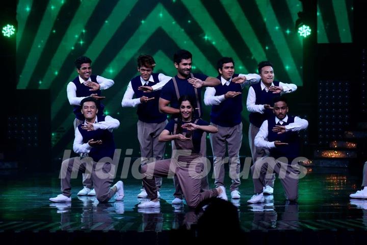 Shoaib & Dipika perform with Wild Rippers crew on the sets of Nach Baliye 8