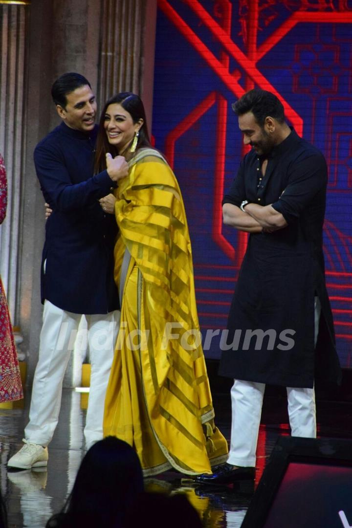 Tabu and Akshay having a gala time on the sets of The Great Indian Laughter Challenge