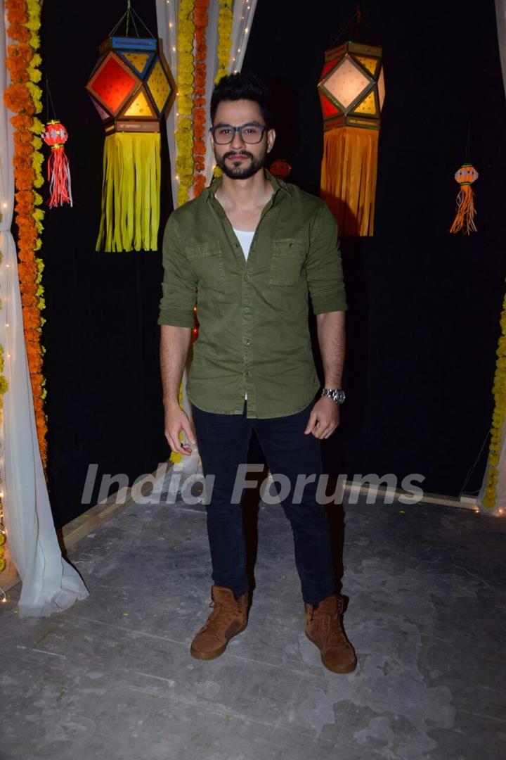 Kunal Khemu looks all nerdy in this image