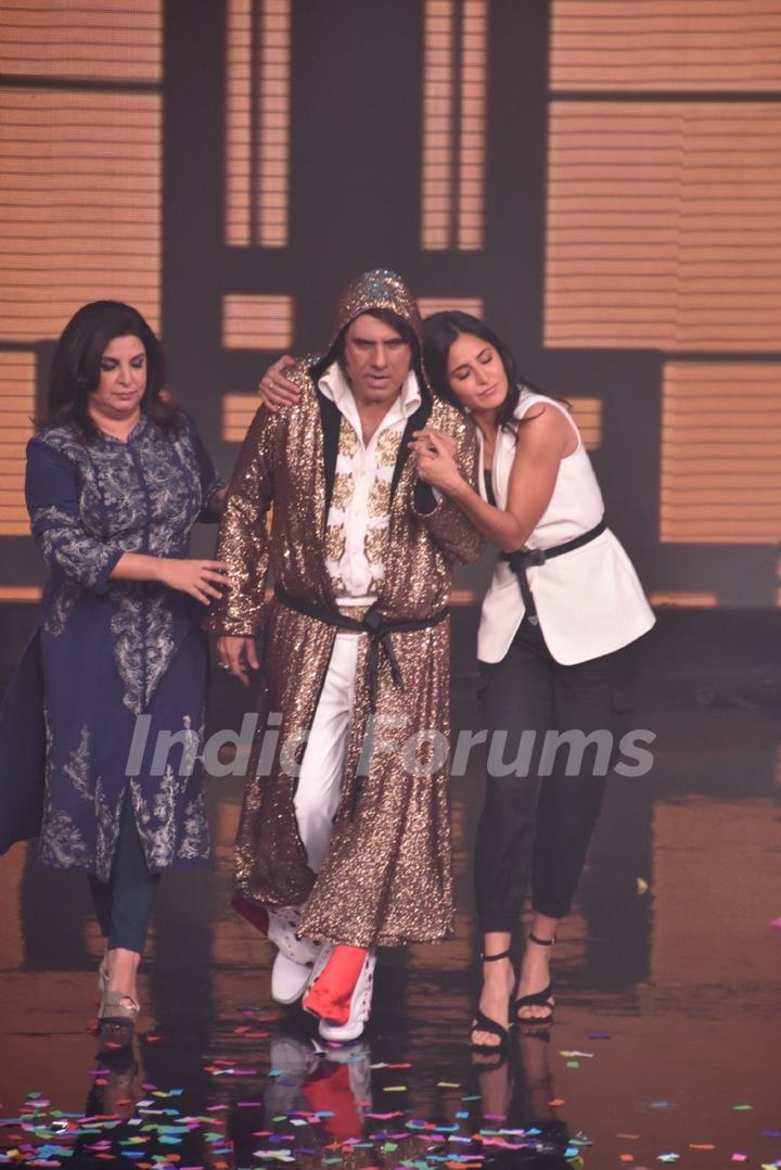 Katrina Kaif hugs Boman Irani at Lip Sinc Battle