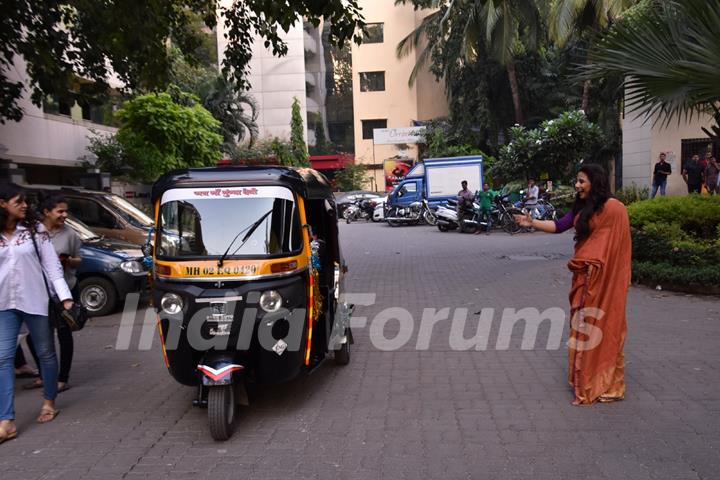 Vidya Balan interacts with an auto driver