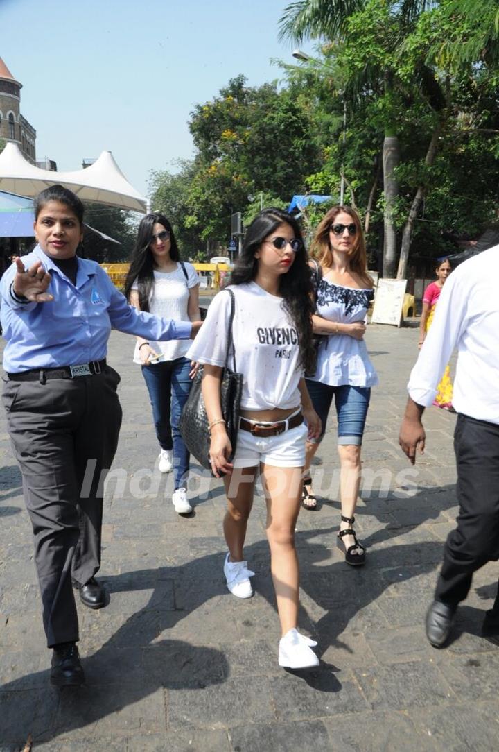 Suhana Khan leaves for SRK's birthday