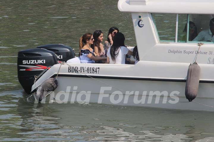 Suhana Khan leaves for SRK's birthday