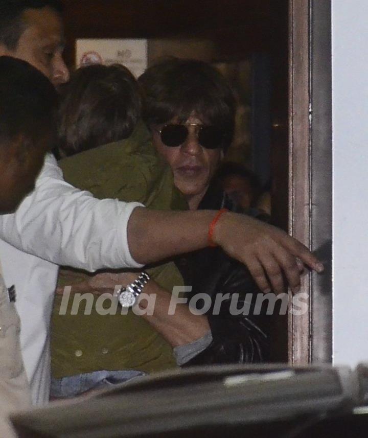 SRK carrying Abram on his shoulders