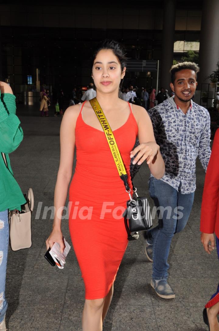 Jahnavi Kapoor looks bright in her orange dress