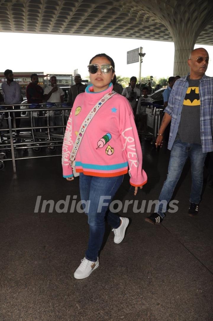 Rani Mukerji - Sunil & Athiya Shetty at the Airport