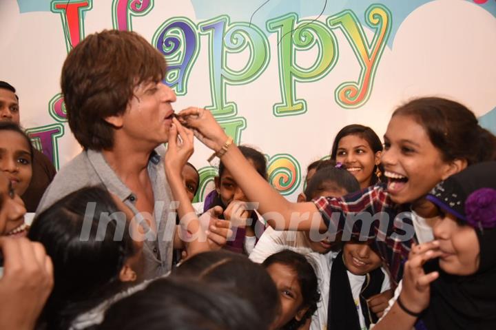 A cute SRK celebrates children's day