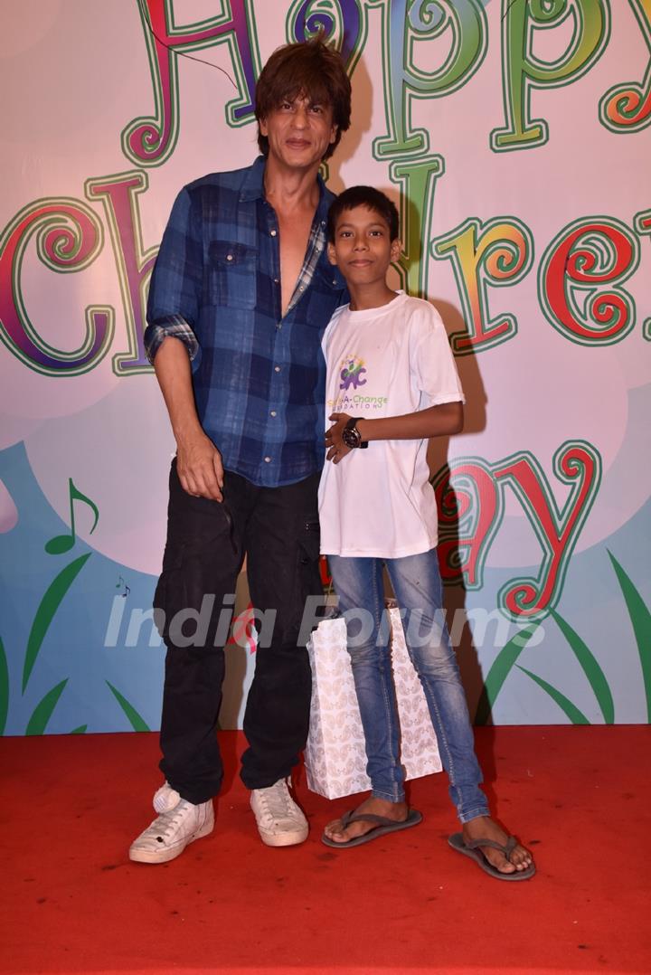 A cute SRK celebrates children's day