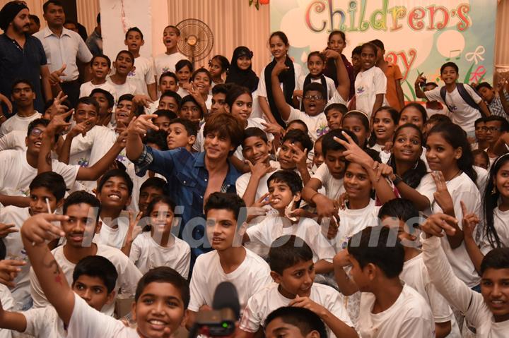 A cute SRK celebrates children's day