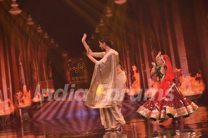 Deepika dances on Ghoomar with Super Dancer kids