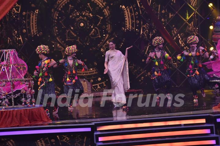 Deepika does the Ghoomar dance on the stage