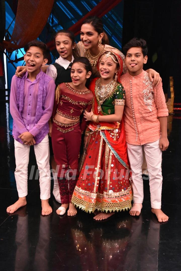 Deepika with Super Dancer kids