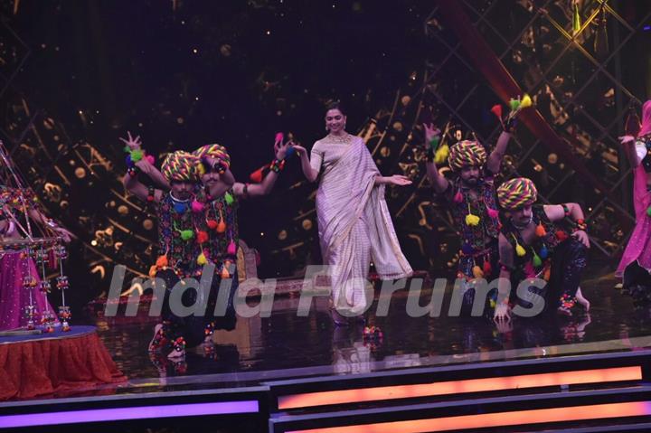 Deepika lits the stage on fire with her performance