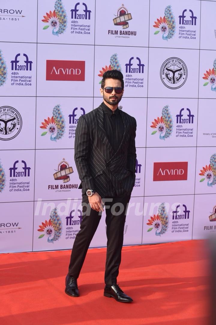 Handsome Shahid Kapoor poses at the red carpet