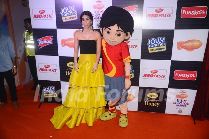 Alia - Varun - Kriti at Kids Choice Awards