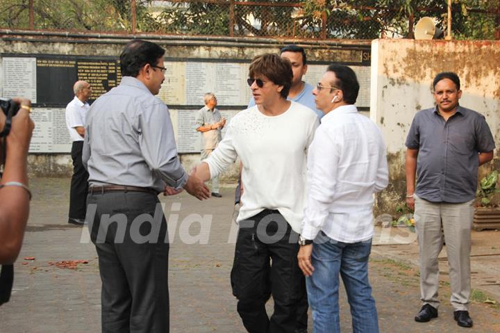 SRK, Abhishek Bachchan at Nikhil Dwivedi's Dad's Funeral