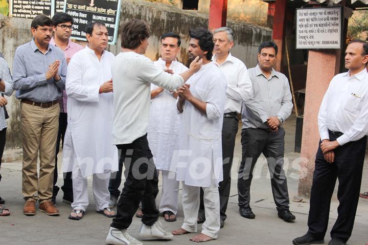 SRK, Abhishek Bachchan at Nikhil Dwivedi's Dad's Funeral