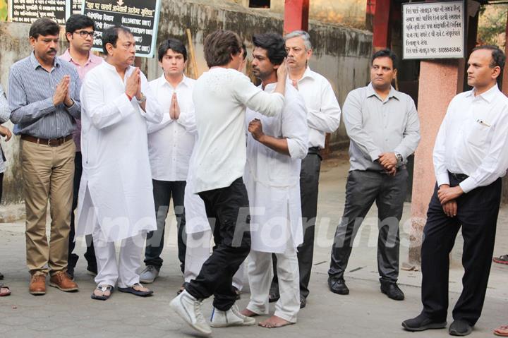 SRK, Abhishek Bachchan at Nikhil Dwivedi's Dad's Funeral