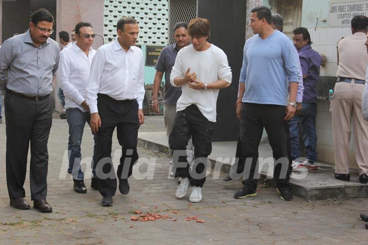 SRK, Abhishek Bachchan at Nikhil Dwivedi's Dad's Funeral