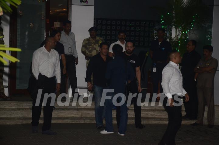 Salman Khan returns form Jodhpur after his hearing