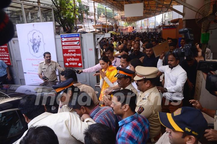 Deepika Padukone at Siddhivinayak Mandir