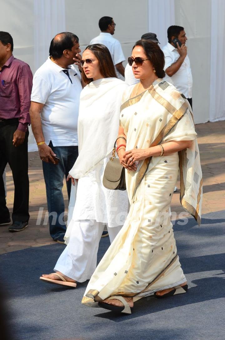 Hema Malini with daughter Esha Arrives