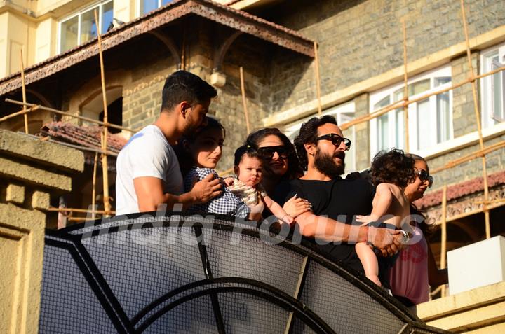 Baby cousins Taimur and Inaaya enjoy Summer in Style!