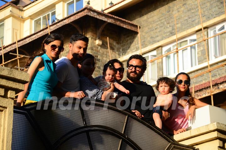 Baby cousins Taimur and Inaaya enjoy Summer in Style!